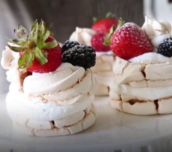 Pavlova con Frutos mas Crema