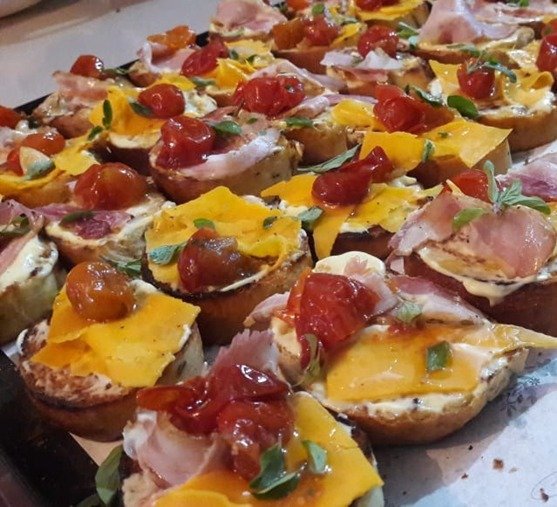 Canapés de Jamón, Queso y Tocino