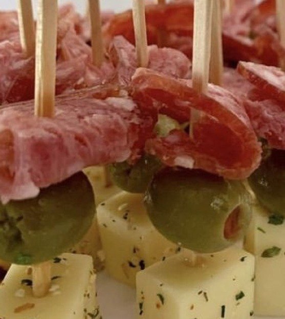 Brochetas de carnes frias