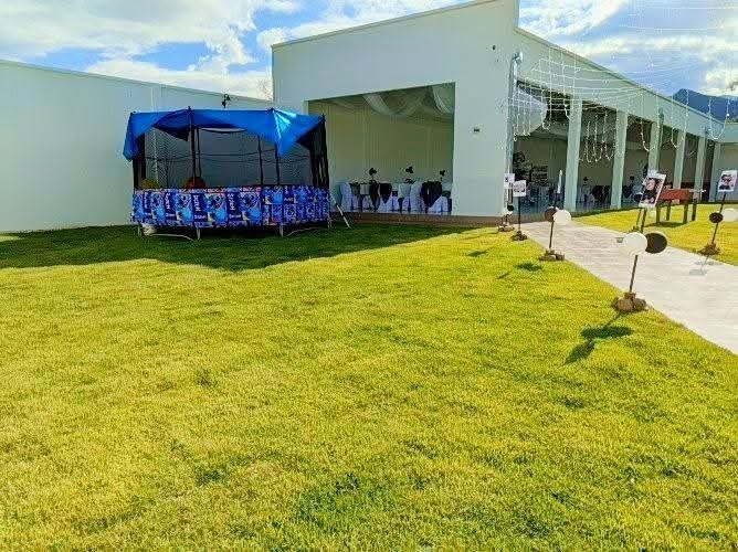 Cumpleaños infantil 100 personas con decoración, mesas y sillas